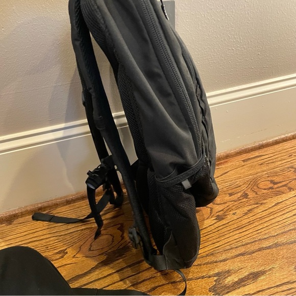 The North Face Black Backpack Durable Nylon Classic Design - Picture 3 of 5